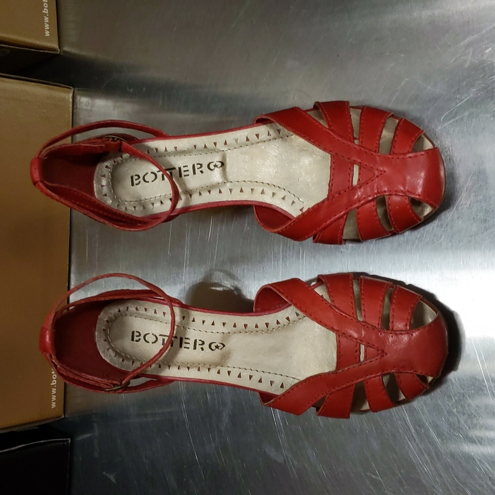 Bottero - Closed toe heels (red)
